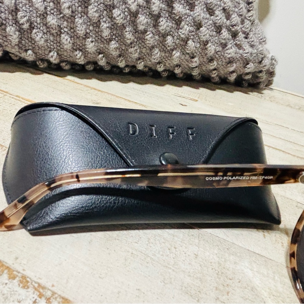 ❤️Make A Difference Cosmo Sunglasses w/ Case - Picture 4 of 9